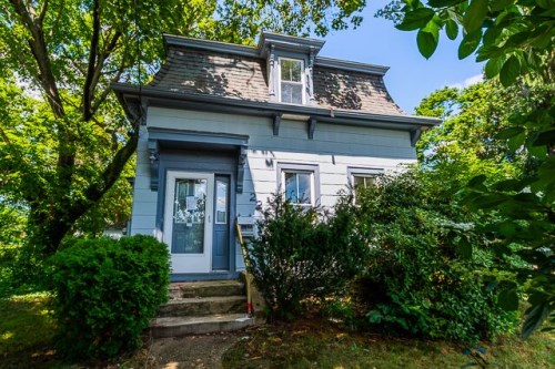 22 Benjamin St